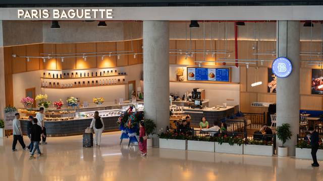 캄보디아 프놈펜 테쪼 국제공항에 문을 연 파리바게뜨 매장. 상미당홀딩스 제공
