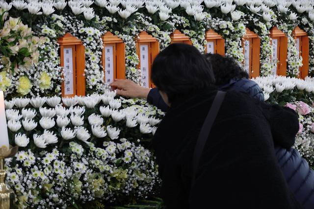 22일 대전시청에 마련된 대전 안전공업 화재 희생자 합동분향소에서 한 유족이 아들 이름을 만지고 있다. 연합뉴스