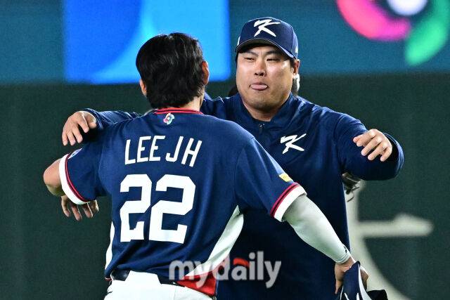 9일 일본 도쿄돔에서 열린 2026 월드 베이스볼 클래식(WBC) 조별리그 한국-호주 경기. 한국이 7-2로 호주에 승리해 8강 진출에 성공했다. 류현진이 이정후와 포옹하며 기뻐하고 있다./마이데일리