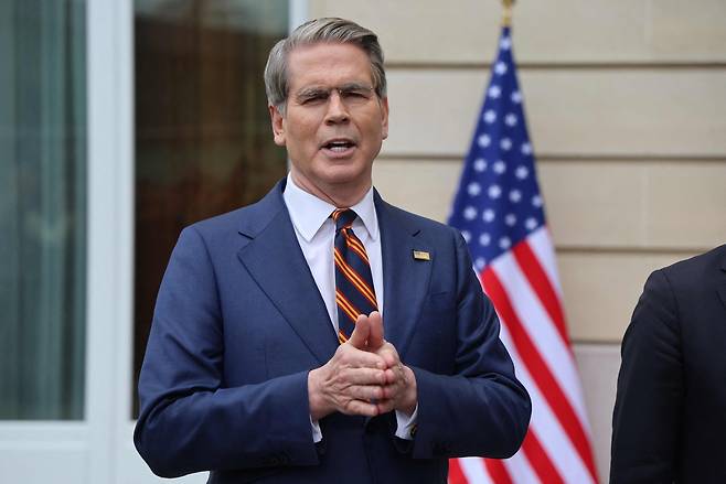 스콧 베선트 미국 재무장관이 이란 전쟁으로 촉발된 세계 에너지 위기에 대응하기 위해 미국이 이란·러시아산 원유 제재를 완화한 것을 두고 22일(현지시간) 중국 대신 한국 등 동맹 국가들로 원유가 갈 수 있게 됐다고 주장했다. [AFP]