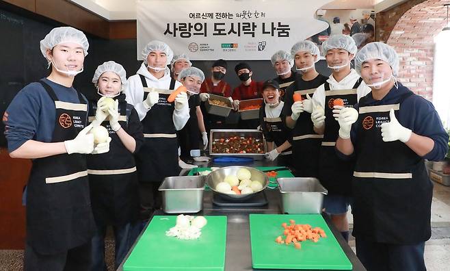 용산구 공유주방 ‘레거시 키친’에서 현대그린푸드 조리사와 서울외국인학교 봉사동아리 ‘그로우앤기브’ 학생들, 코리아레거시 직원들이 갈비찜 도시락을 만들고 있다. [현대그린푸드 제공]