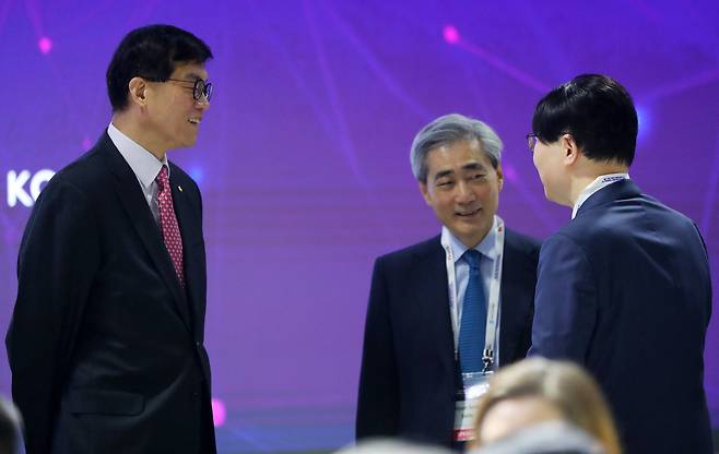 이창용 한국은행 총재가 2024년 12월  17일 오전 서울 중구 한국은행에서 열린 국제결제은행(BIS)-금융위원회(FSC)-한국은행(BOK) 공동개최 ‘AI, 금융, 중앙은행 : 기회, 도전과제 및 정책적 대응’ 콘퍼런스에서 김소영 금융위원회 부위원장과 신현송 BIS 조사국장과 대화를 나누고 있다. [뉴시스]