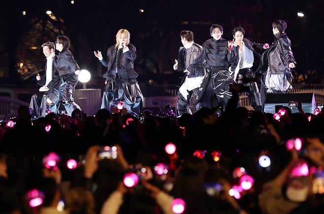 그룹 방탄소년단(BTS)이 21일 서울 광화문 광장에서 정규 5집 ‘아리랑’(ARIRANG) 발매를 기념해 무료 공연 ‘BTS 컴백 라이브: 아리랑’(BTS THE COMEBACK LIVE｜ARIRANG)을 열고 있다. [연합]
