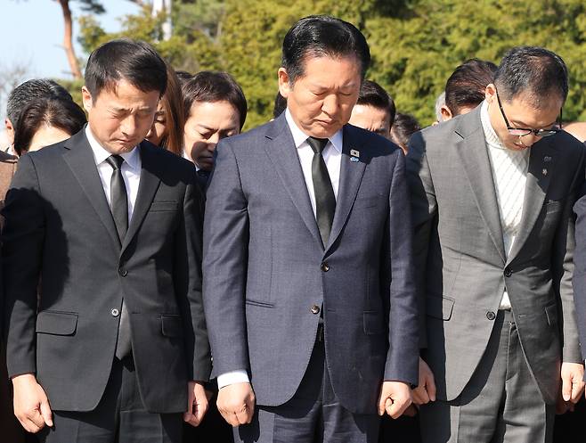 정청래(가운데) 더불어민주당 대표가 23일 오전 경남 김해시 진영읍 봉하마을 노무현 전 대통령 묘역을 참배하며 묵념하고 있다. [연합]