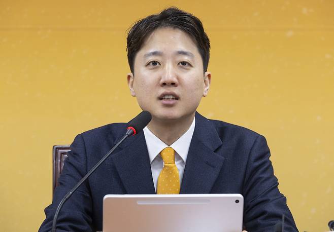 이준석 개혁신당 대표가 19일 국회에서 열린 최고위원회의에서 지방선거 혁신 관련 발언을 하고 있다. [연합]