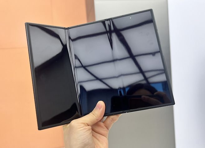 삼성 2번 접는 폴더블 스마트폰 ‘트라이폴드’