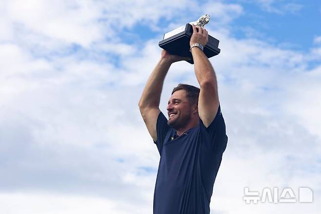 [미드랜드=AP/뉴시스] 브라이슨 디섐보(미국)가 22일(현지 시간) 남아프리카공화국 요하네스버그 인근 미드랜드의 더 클럽 앳 스테인시티에서 열린 LIV 골프 남아공 대회에서 우승 트로피를 들어올리고 있다. 2026.03.23.