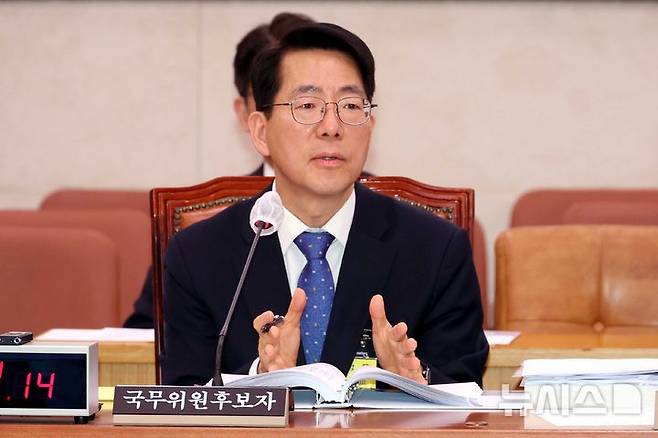 [서울=뉴시스] 조성봉 기자 = 황종우 해양수산부 장관 후보자가 23일 오전 서울 여의도 국회 농림축산식품해양수산위원회에서 열린 인사청문회에서 의원 질의에 답변하고 있다. 2026.03.23. suncho21@newsis.com