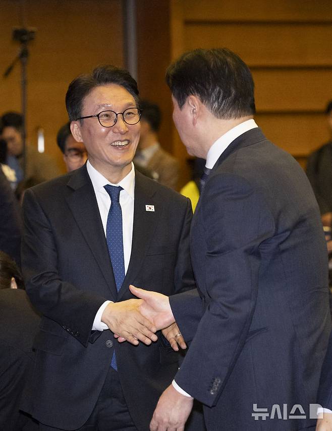 [서울=뉴시스] 김근수 기자 = 김민석 국무총리와 최태원 대한상공회의소 회장을 비롯한 참석자들이 23일 서울 중구 대한상공회의소에서 열린 K-국정설명회를 마치고 인사를 나누고 있다. 2026.03.23. ks@newsis.com