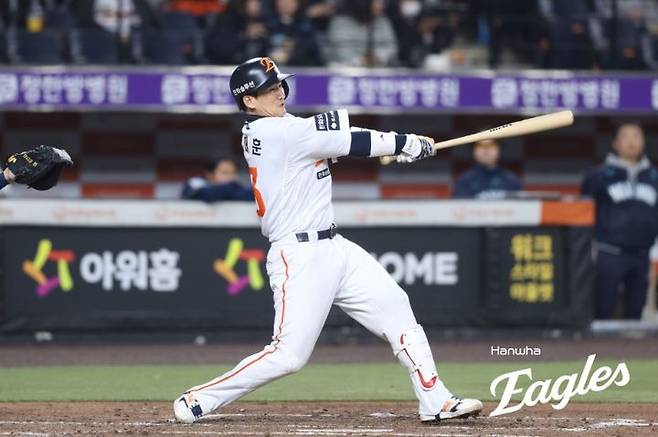 [서울=뉴시스] 프로야구 한화 이글스의 최재훈이 23일 대전 한화생명볼파크에서 열린 2026 신한 쏠 KBO리그 시범경기 NC 다이노스전 3회 만루홈런을 치고 있다. (사진=한화 이글스 제공) 2026.03.23. *재판매 및 DB 금지