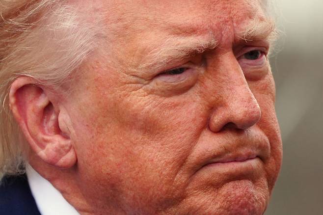 [워싱턴=AP/뉴시스]도널드 트럼프 미국 대통령이 20일(현지 시간) 백악관에서 전용 헬기에 탑승하기 앞서 취재진 질문에 답하고 있다. 이란 국영TV는 23일이란의 단호한 경고에 트럼프 미 대통령이 이란 발전소를 공격하겠다는 위협에서 물러났다고 보도했다. 2026.03.23.