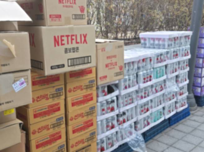 서울 광화문 광장 인근 편의점 앞에 놓인 재고 상자들