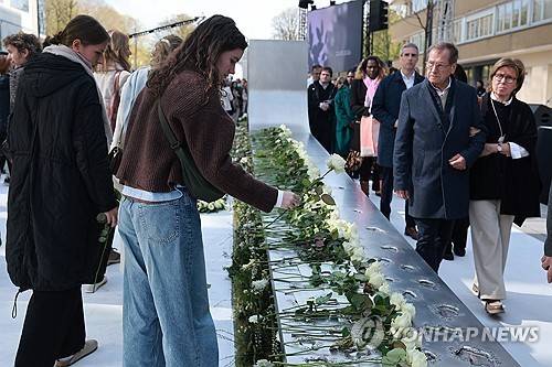 10년 전 연쇄 자살폭탄 테러 희생자를 추모하는 브뤼셀 시민들 [EPA=연합뉴스 자료사진 제공]