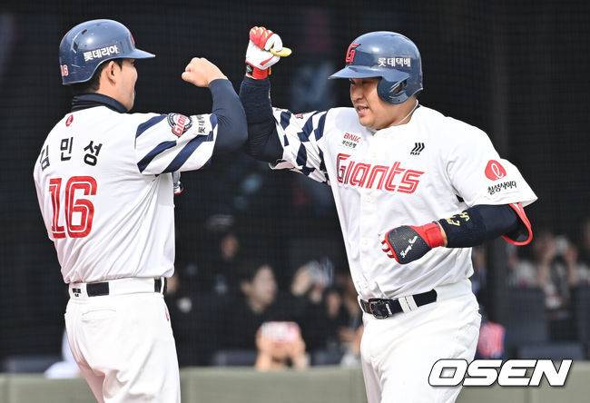 [OSEN=부산, 이석우 기자] 22일 부산 사직야구장에서 2026 신한 SOL KBO 리그 롯데 자이언츠와 한화 이글스의 시범경기가 열렸다. 홈팀 롯데는 비슬리가, 방문팀 한화는 에르난데스가 선발 출전했다.롯데 자이언츠 유강남이 6회말 무사 1루 좌월 2점 홈런을 치고 하이파이브를 하고 있다. 2026.03.22 / foto0307@osen.co.kr