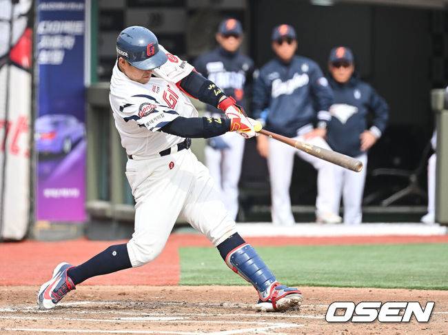[OSEN=부산, 이석우 기자] 22일 부산 사직야구장에서 2026 신한 SOL KBO 리그 롯데 자이언츠와 한화 이글스의 시범경기가 열렸다. 홈팀 롯데는 비슬리가, 방문팀 한화는 에르난데스가 선발 출전했다.롯데 자이언츠 유강남이 6회말 무사 1루 좌월 2점 홈런을 치고 있다. 2026.03.22 / foto0307@osen.co.kr