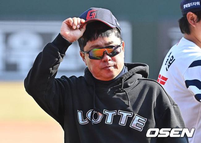 [OSEN=부산, 이석우 기자] 21일 부산 사직야구장에서 2026 신한 SOL KBO 리그 롯데 자이언츠와 한화 이글스의 시범경기가 열렸다. 홈팀 롯데는 로드리게스가, 방문팀 한화는 엄상백이 선발 출전했다.롯데 자이언츠 김태형 감독이 12-6으로 승리한 후 팬들에게 감사 인사를 하고 있다. 2026.03.21 / foto0307@osen.co.kr
