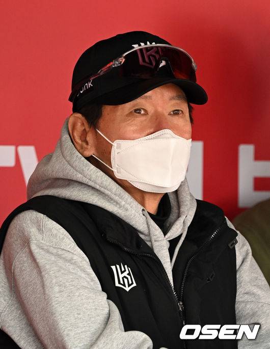 [OSEN=수원, 이대선 기자] 23일 경기도 수원 KT위즈파크에서 ‘2026 신한 SOL KBO리그’ 시범경기 KT 위즈와 두산 베어스의 경기가 열렸다.시범경기는&nbsp;오는 24일까지 각 팀당 12경기씩 총 60경기가 펼쳐진다.경기에 앞서 KT 이강철 감독이 취재진과 이야기를 나누고 있다. 2026.03.23 / sunday@osen.co.kr