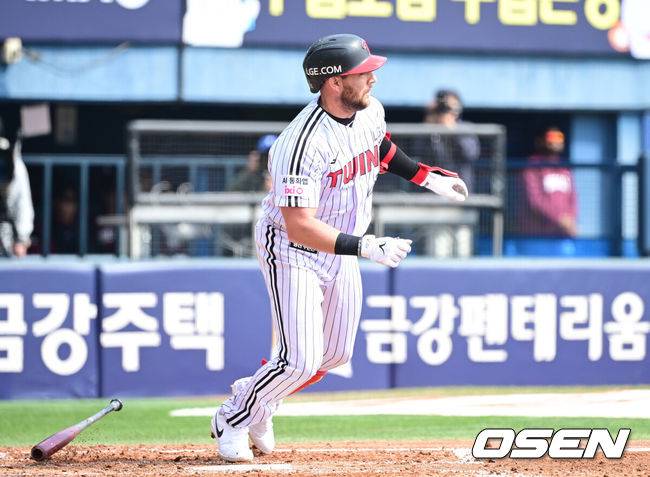 [OSEN=잠실, 최규한 기자] 23일 서울 잠실야구장에서 ‘2026 신한 SOL KBO리그’ LG 트윈스와 키움 히어로즈의 시범경기가 열렸다.홈팀 LG는 라클란 웰스, 방문팀 키움은 하영민을 선발로 내세웠다.4회말 2사 3루 상황 LG 오스틴이 동점 1타점 적시타를 날리고 있다. 2026.03.23 / dreamer@osen.co.kr