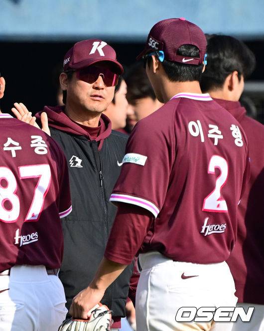 [OSEN=잠실, 최규한 기자] 23일 서울 잠실야구장에서 ‘2026 신한 SOL KBO리그’ LG 트윈스와 키움 히어로즈의 시범경기가 열렸다.이날 경기는 방문팀 키움이 난타전 끝에 13-10으로 승리했다.경기를 마치고 승리한 키움 설종진 감독과 이주형이 인사를 나누고 있다. 2026.03.23 / dreamer@osen.co.kr