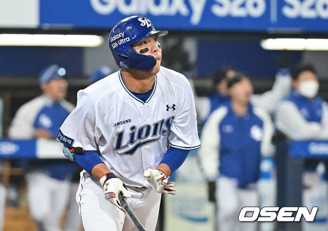 [OSEN=대구, 이석우 기자] 23일 대구삼성라이온즈파크에서 2026 신한 SOL KBO 리그 시범경기 삼성 라이온즈와 KIA 타이거즈의 경기가 열렸다. 홈팀 삼성은 양창섭이, 방문팀 KIA는 양현종이 선발 출전했다. 삼성 라이온즈 김영웅이 4회말 무사 1루 우월 2점 연타석 홈런을 치고 있다. 2026.03.23 / foto0307@osen.co.kr