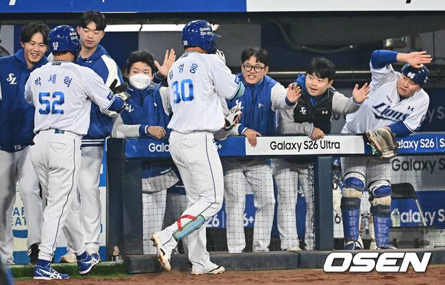 [OSEN=대구, 이석우 기자] 23일 대구삼성라이온즈파크에서 2026 신한 SOL KBO 리그 시범경기 삼성 라이온즈와 KIA 타이거즈의 경기가 열렸다. 홈팀 삼성은 양창섭이, 방문팀 KIA는 양현종이 선발 출전했다. 삼성 라이온즈 김영웅이 4회말 무사 1루 우월 2점 연타석 홈런을 치고 동료들의 축하를 받고 있다. 2026.03.23 / foto0307@osen.co.kr