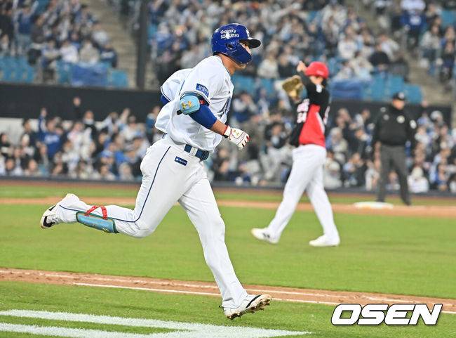 [OSEN=대구, 이석우 기자] 23일 대구삼성라이온즈파크에서 2026 신한 SOL KBO 리그 시범경기 삼성 라이온즈와 KIA 타이거즈의 경기가 열렸다. 홈팀 삼성은 양창섭이, 방문팀 KIA는 양현종이 선발 출전했다. 삼성 라이온즈 김영웅이 4회말 무사 1루 우월 2점 연타석 홈런을 치고 그라운드를 돌고 있다. 2026.03.23 / foto0307@osen.co.kr