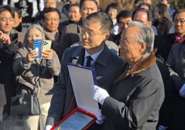 ▲김상욱의원(더불어민주당 울산남구갑)은 김대중재단 헌정수호상을 수여받고 있다.ⓒ김상욱의원실