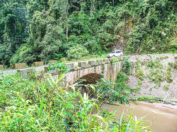 다리도 놓이고 포장화되는 산길.