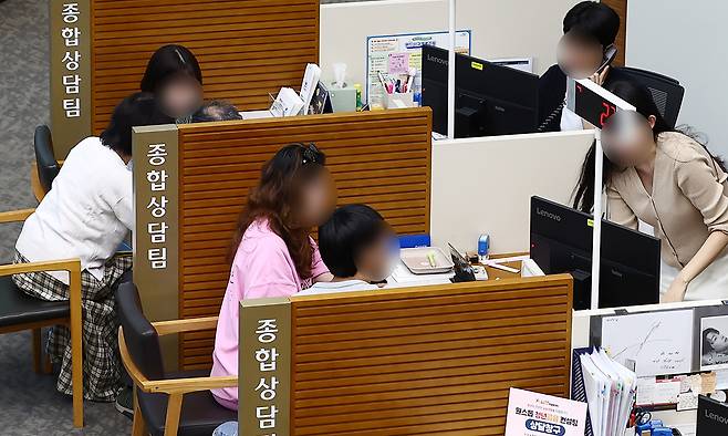 서울 시내의 한 은행에서 시민들이 대출 상담을 받고 있다. 뉴스1