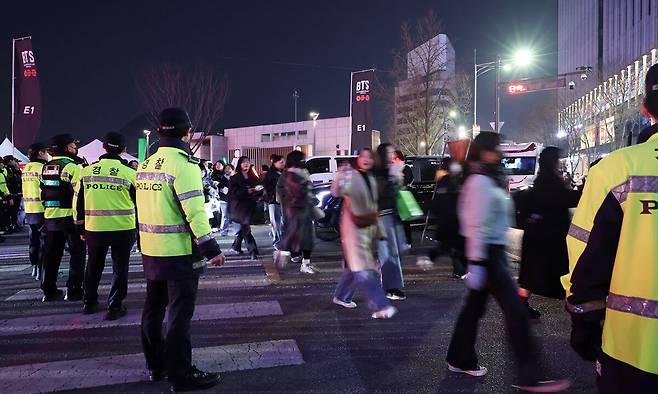 21일 서울 광화문광장에서 ‘아미(ARMY·BTS 팬덤)’들이 방탄소년단(BTS) 컴백 기념 공연 ‘BTS 컴백 라이브: 아리랑’을 관람한 뒤 경찰의 안내를 받으며 귀가하고 있다. 뉴스1