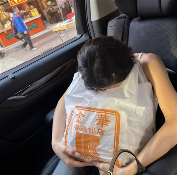 가수 화사가 홍콩에서 보낸 일상을 담은 근황을 전하며 자유로운 여행 분위기를 드러냈다. 자연스럽고 편안한 모습이 담긴 사진들은 팬들의 시선을 끌고 있다. 사진은 지난 22일 화사는 자신의 사회관계망서비스(SNS)에 올라온 사진 중 하나. 화사 사회관계망서비스(SNS)