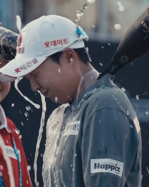 김효주가 우승 직후 동료 선수들의 샴페인 세리머니를 받으며 기쁨을 나누고 있다. LPGA 투어 SNS