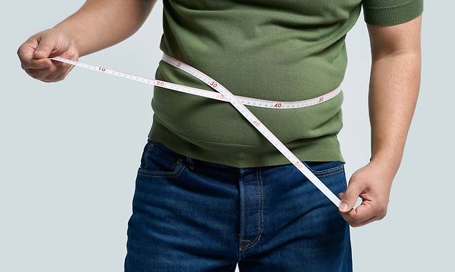 복부 둘레를 측정하는 모습. 중년 이후 근육 감소와 식습관 변화로 체중이 늘기 쉬운 것으로 알려져 있다. 사진=게티이미지뱅크