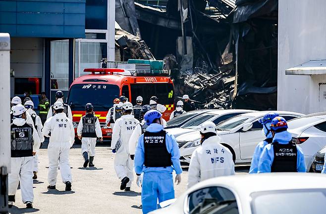23일 대전 대덕구 안전공업 공장 화재 현장에서 유가족 대표를 비롯한 국과수, 소방, 경찰 등 유관기관 관계자들이 합동감식을 위해 이동하고 있다. 뉴시스