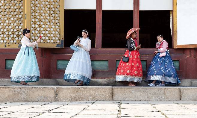 서울 창덕궁에서 한복체험을 즐기는 외국인 관광객. 서울관광재단 제공