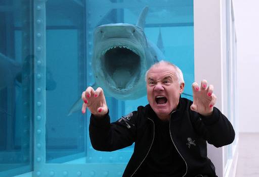 현대 미술계의 ‘악동’으로 불리는 영국 작가 데이미언 허스트가 작품 ‘살아 있는 자의 마음속 죽음의 물리적 불가능성’ 앞에서 재미있는 포즈를 취하고 있다. 뉴스1