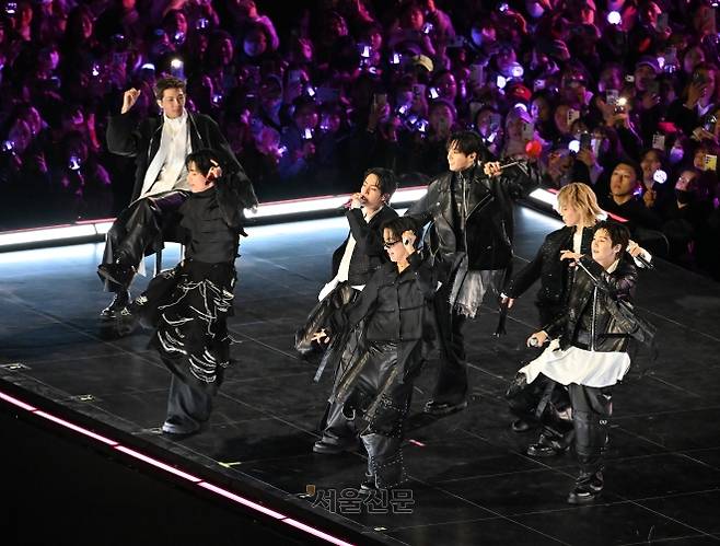 3년 9개월 만에 완전체로 복귀한 K팝 그룹 방탄소년단(BTS)이 지난 21일 서울 광화문광장에서 열린 컴백 공연 ‘BTS 컴백 라이브: 아리랑’에서 음악에  맞춰 춤을 추고 있다.  홍윤기 기자