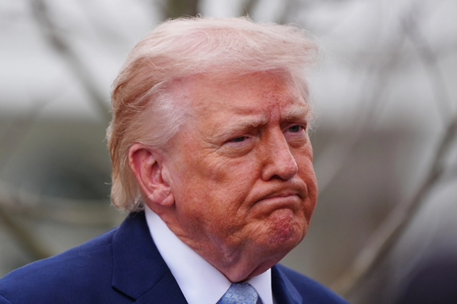 도널드 트럼프 미국 대통령이 20일(현지시간) 워싱턴DC 백악관 남쪽 잔디밭에서 전용 헬기 마린원에 탑승하기 전 기자들과 이야기하고 있다.  연합뉴스