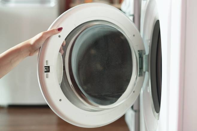 전문가들은 세탁기 문을 닫아두는 것만으로도 내부에 습기가 갇혀 세균과 곰팡이가 번식할 수 있다고 경고한다. 123rf