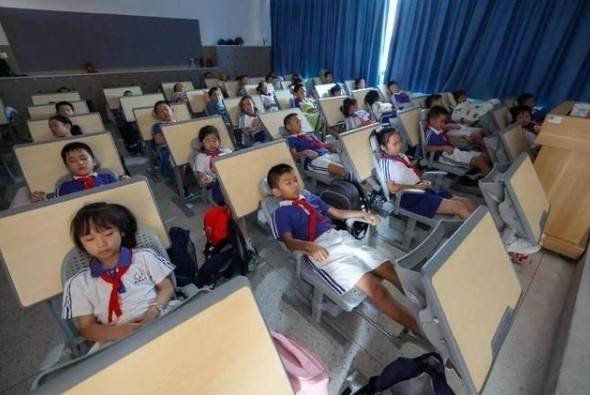 중국 외교부 대변인이 자신의 SNS에서 낮잠 침대로 변하는 책상을 소개했다. 163닷컴 캡처