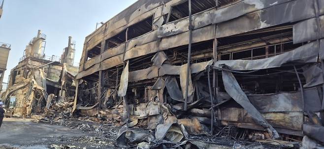 74명의 사상자가 발생한 대전 자동차 부품 공장 화재 참사 현장인 대덕구 안전공업 동관 건물이 종잇장처럼 구겨져 뼈대만 남은 모습이다. 대전 김신우 수습기자