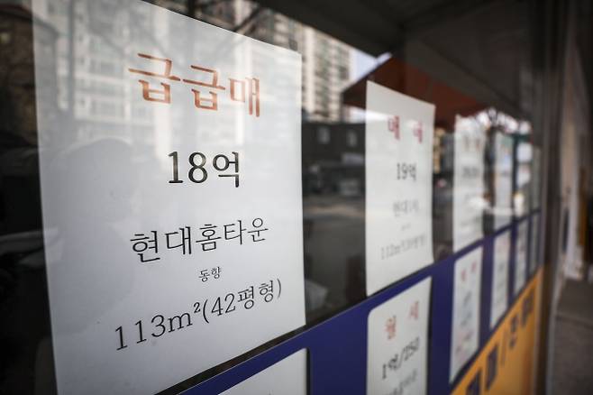 [서울=뉴시스] 정병혁 기자 = 22일 서울시내 부동산에 매물 정보가 붙어있다. 2026.03.22. jhope@newsis.com