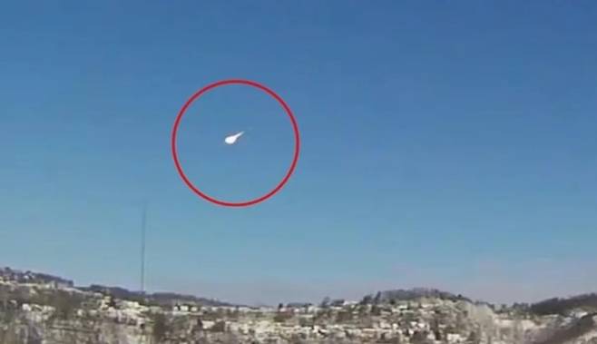 17일 오전 9시쯤 미 동부지역 일대에서 관측된 유성의 모습. 엑스 캡처