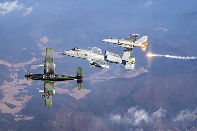 한미 공군 대대급 연합공중훈련인 ‘쌍매훈련’(Buddy Squadron)에 참가한 한미 항공기들이 지난 2025년 1월 훈련을 위해 공역으로 이동하고 있다. 왼쪽부터 한국 KA-1, 미국 A-10, 한국 FA-50 모습. 사진 제공=공군