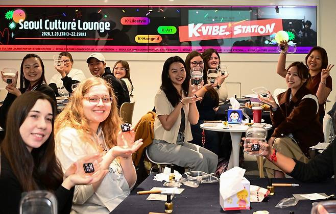 방탄소년단(BTS) 컴백 공연일인 21일 서울 광화문 지역관광 안테나숍에서 서울관광재단이 주최한 자개공예 수업에 참석한 외국인 관광객들이 공예품을 만들고 있다. 서울관광재단은 이달 22일까지 자개공예·수채화 컬러링·캘리그라피 등 서울컬처라운지에서 진행되던 다양한 체험 프로그램을 지역관광 안테나숍에서도 진행한다. 권욱 기자 2026.03.21