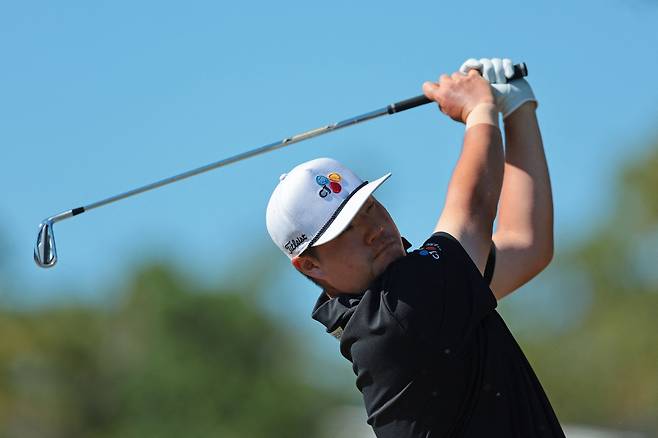 임성재가 22일(현지시간) 미국 플로리다주 팜하버의 이니스브룩 리조트 앤드 골프클럽 코퍼헤드 코스(파71)에서 열린 PGA 투어 발스파 챔피언십 최종일 4라운드 13번 홀에서 아이언 샷을 날리고 있다. AFP연합뉴스