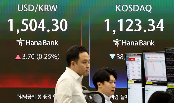 코스피가 장 초반 급락하며 매도 사이드카가 발동된 23일 오전 서울 중구 하나은행 딜링룸 전광판에 증시 시황이 표시되고 있다. 뉴스1