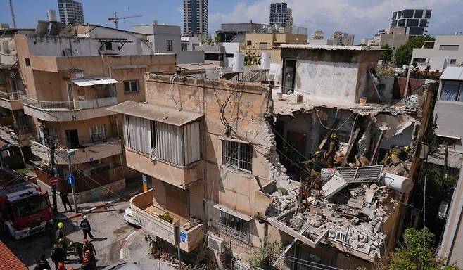 이란의 미사일 공격을 받은 이스라엘 텔아비브의 한 주택가가 무너져 있다. AP연합뉴스