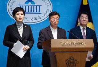 신상진 성남시장(가운데)과 국민의힘 안철수(오른쪽), 김은혜 의원이 2월 19일 서울 여의도 국회 소통관에서 ‘분당신도시 재건축 연간 인허가 물량 제한’ 전면 폐지를 주장하는 기자회견을 하고 있다. 뉴스1