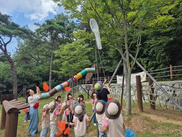 유아숲체험원에서 어린이들이 체험활동을 하는 모습 ⓒ거제시 제공